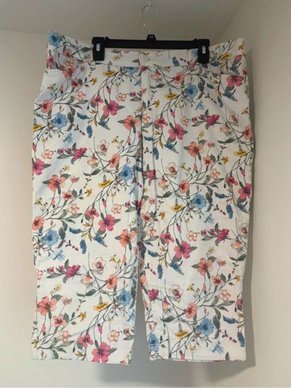 St. John's Bay White Floral Cropped Jeans